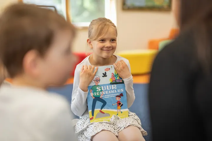 Laps hoiab Suure digiseikluse raamatut