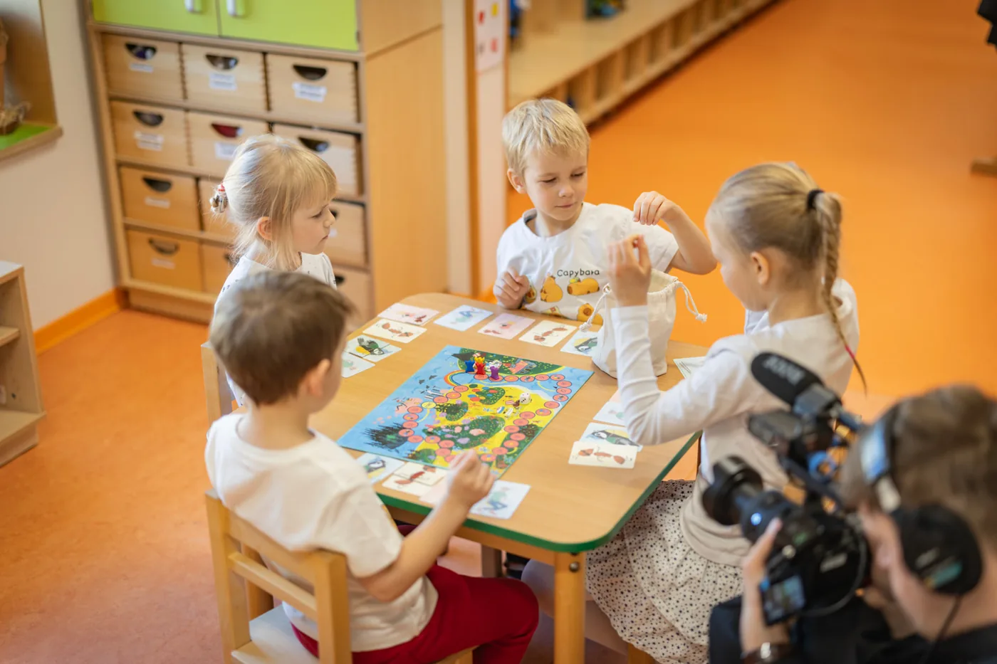 Lapsed mängivad lauamängu