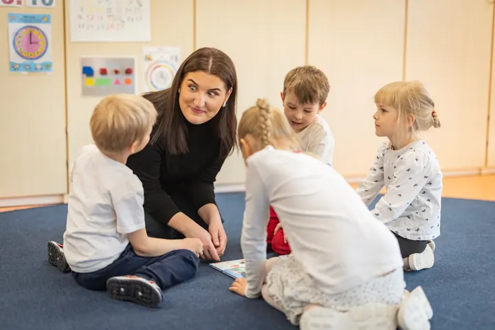 Õpetaja arutab lastega Suure digiseikluse raamatut