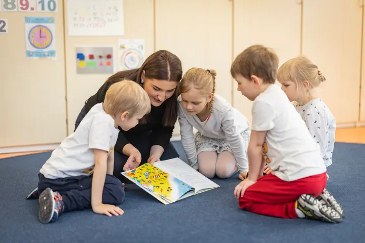 Õpetaja loeb lastega raamatut